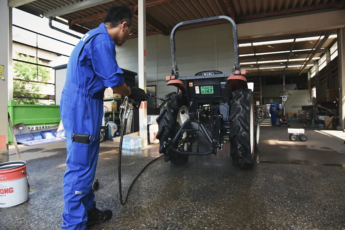 トラクターを整備するスタッフ
